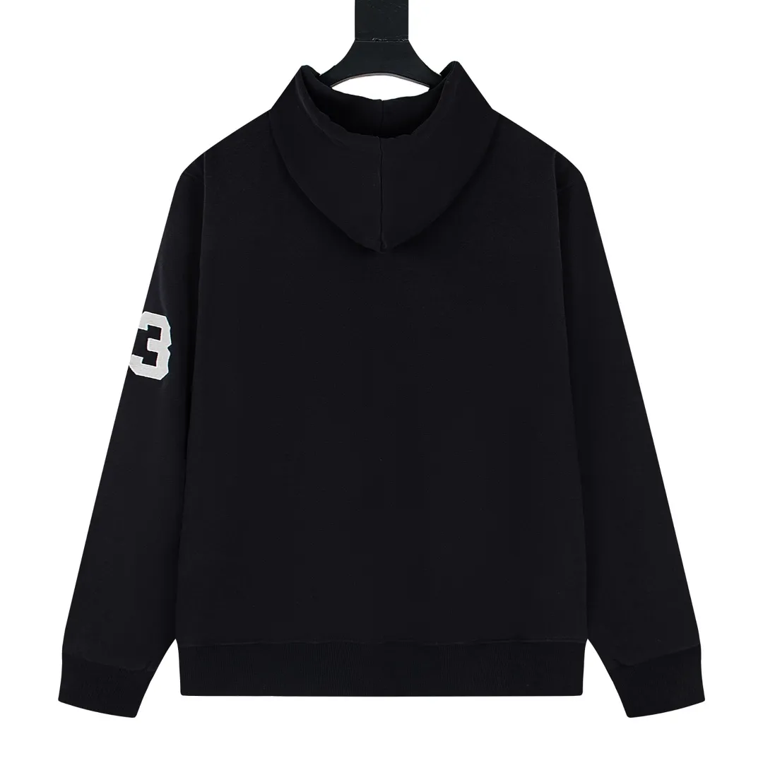 P230 model number Y869 Ralph Lauren/Ralph Lauren Malaysian embroidered zipper cardigan hooded sweatshirt. This sweatshirt is available for everyone in autumn and winter. You can wear it casually no matter how you wear it! ! This hooded sweatshirt is decorated with the simple style that represents Ralph Lauren and is paired with a pony embroidery pattern, which is three-dimensional and full! The solid color fabric paired with exquisite embroidery instantly sets it off! Hooded sports design, loose and casual fit! The overall texture is very strong! Through the pictures, we can feel the thickness and texture of custom-woven and dyed threads. The workmanship is exquisite. They are shipped from major foreign trade factories. They are all made by masters with many years of experience. Everything is of high standards and requirements! Simple and versatile model ~ Made of imported pique cotton fabric, which is super delicate and soft, close to the body without being tied. All fabrics and accessories are original custom-made and of high quality! Perfectly reflects the brand’s sense of superiority! Standard cut, comfortable stretch, unrestricted movement! Highly practical, high-end and classy! Versatile style ~ can be paired with jeans or jogging pants. Ideal for transitioning from your morning commute to weekend events! Size: S-XL Navy Black Gray